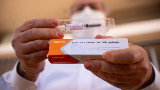 Vacuna contra el coronavirus: Brasil interrumpe las pruebas de la vacuna  china de Sinovac por un incidente adverso "grave" - BBC News Mundo