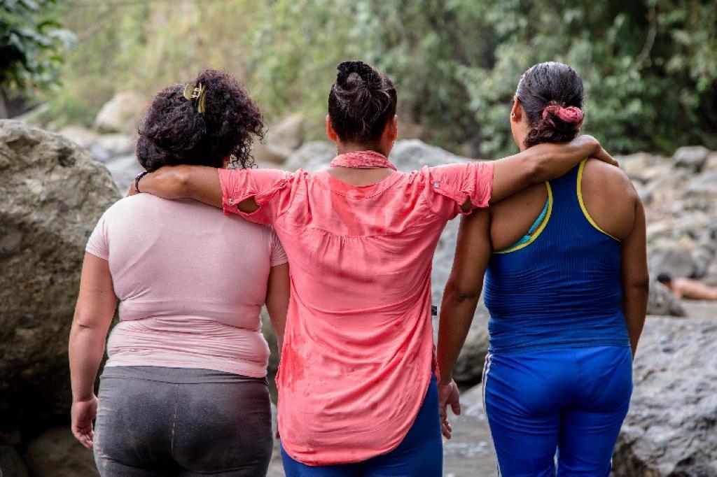 MUJERES ABRAZADAS
