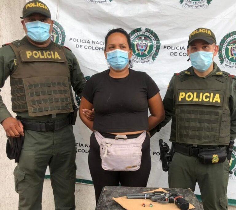 LA PILLAN CON EL ARMA EN LAS TETAS