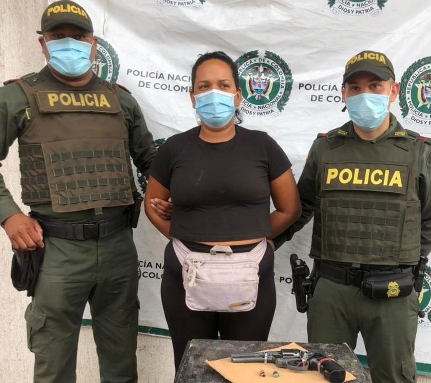 LA PILLAN CON EL ARMA EN LAS TETAS