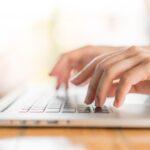 primer-plano-mano-mujer-negocios-escribiendo-teclado-computadora-portatil_1232-4331