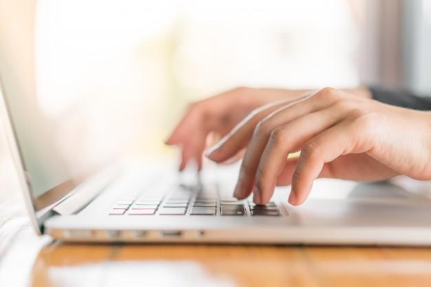 primer-plano-mano-mujer-negocios-escribiendo-teclado-computadora-portatil_1232-4331