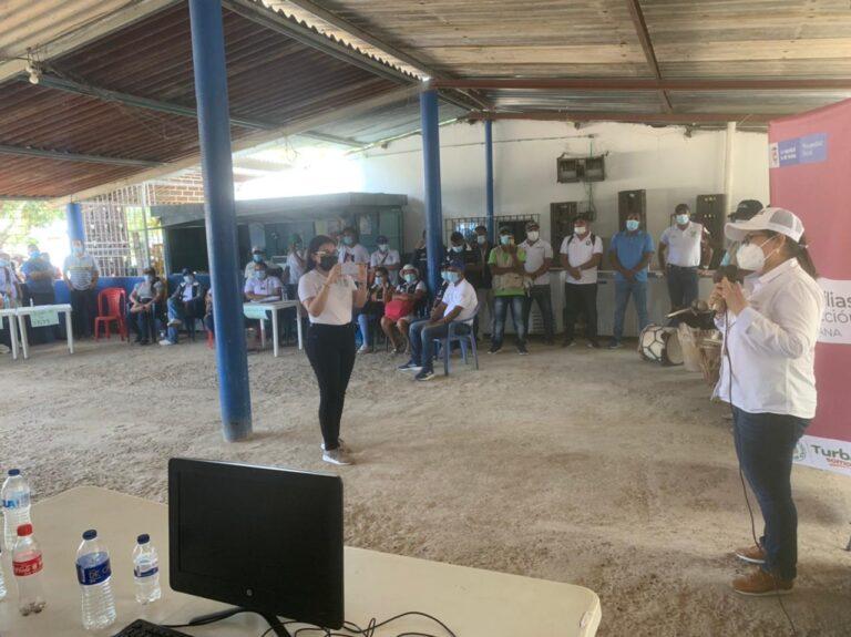 ALCALDESA DE TURBANA CON LA COMUNIDAD