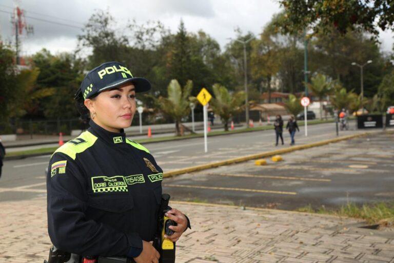 MUJER CON EL UNIFORME