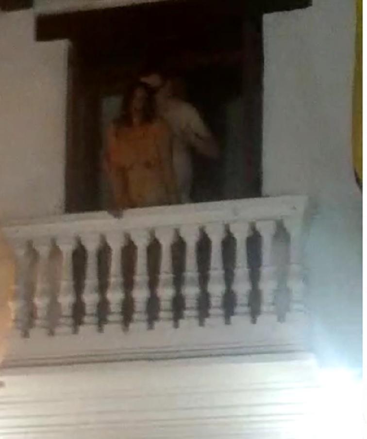 mujer muestra las tetas