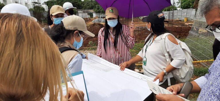 CON EL PLANO EN LA MANO