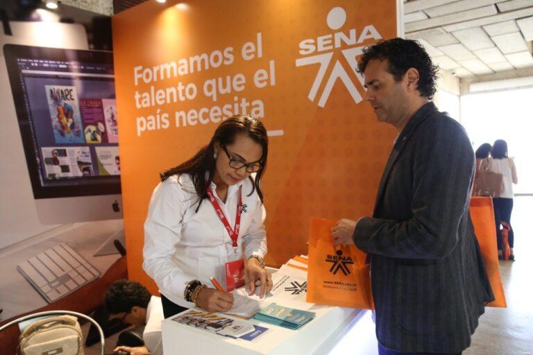 señor con la trabajadora