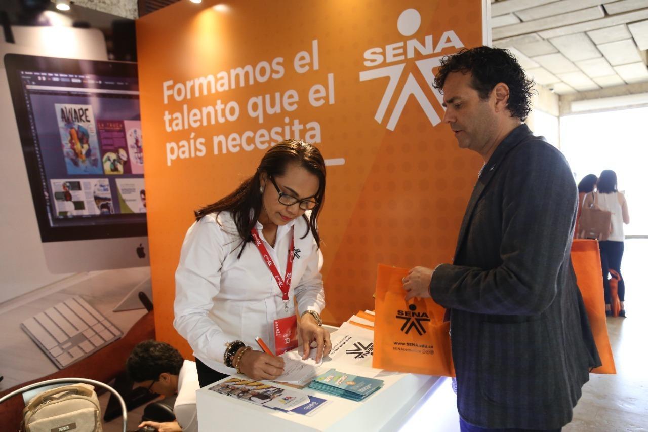 señor con la trabajadora
