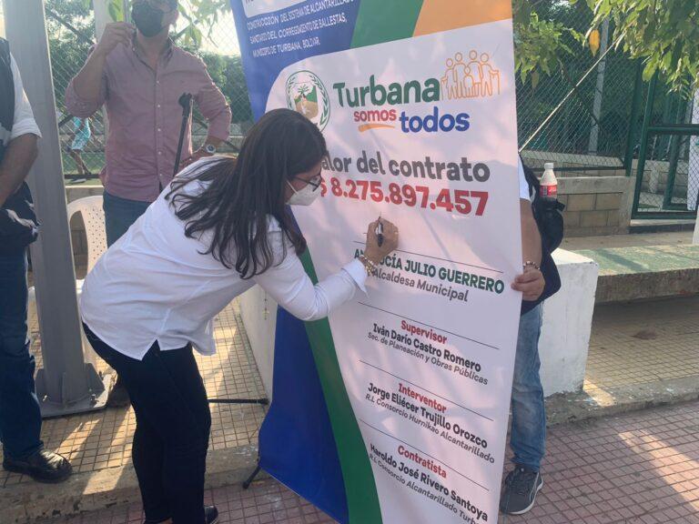 ALCALDESA FIRMANDO
