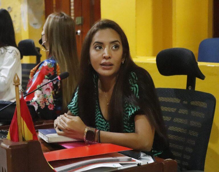 AL LADO GLORIA ESTRADA