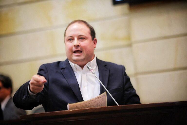 SENADOR-FERNANDO-ARAUJO