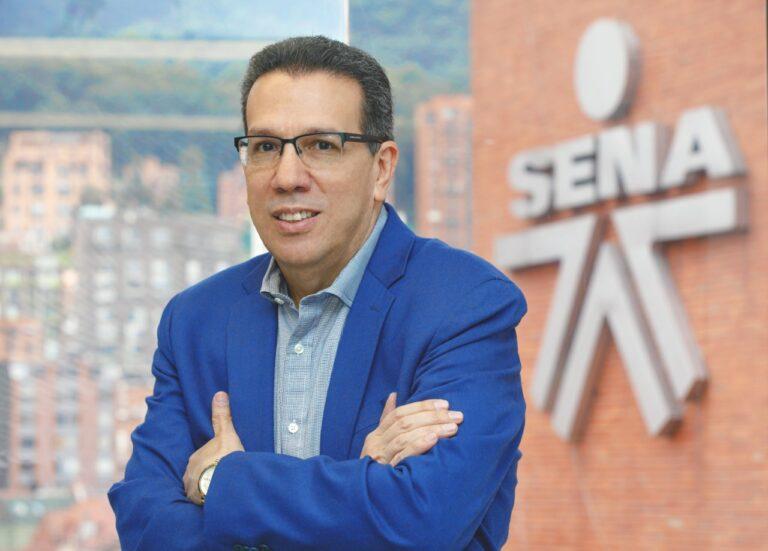 DIRECTOR CON SENA EN LA ESPALDA