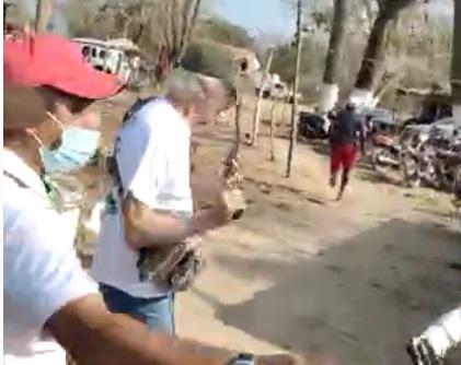 con la pistola en la mano