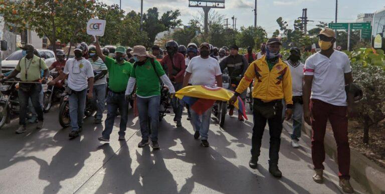 FOTO MOTOTAXISTAS EN LA AVENIDA
