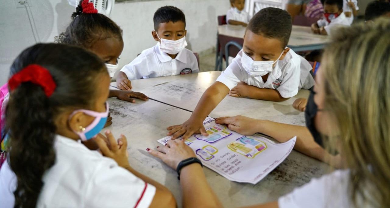 NIÑOS Y SECRETARIA