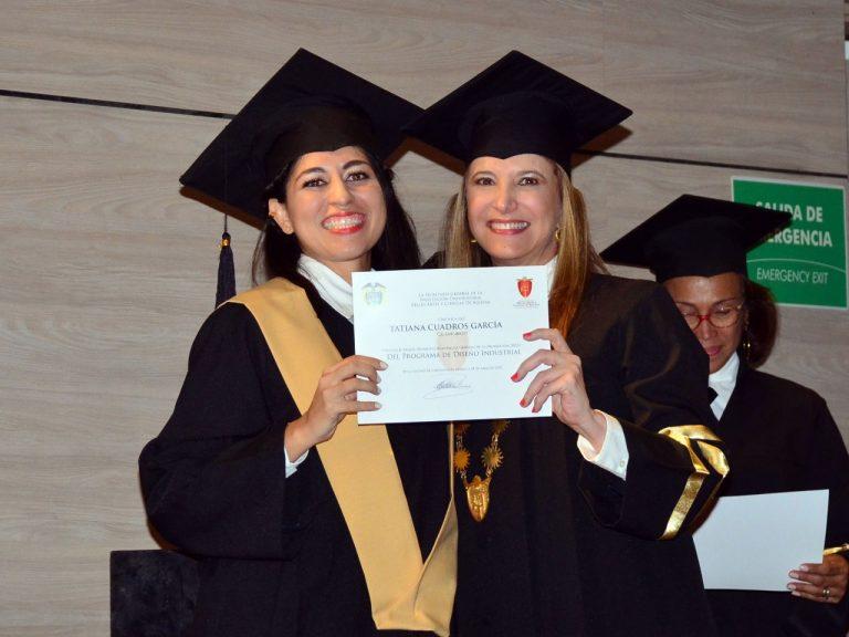 mujeres con el diploma