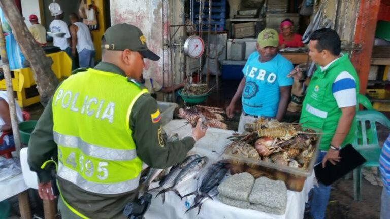 policia control venta de pescado