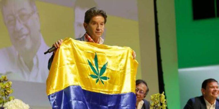 LUIS PEREZ Y LA BANDERA