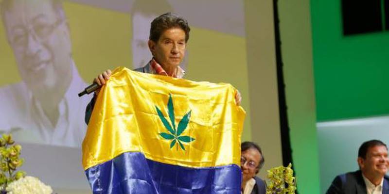 LUIS PEREZ Y LA BANDERA