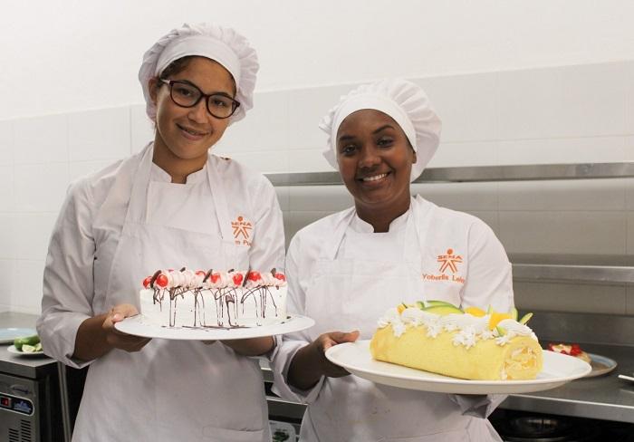 NIÑAS CON EL PASTEL EN LA MANO oka