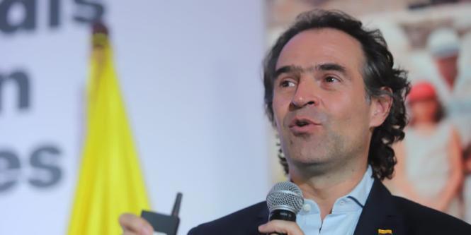 fico con el microfono