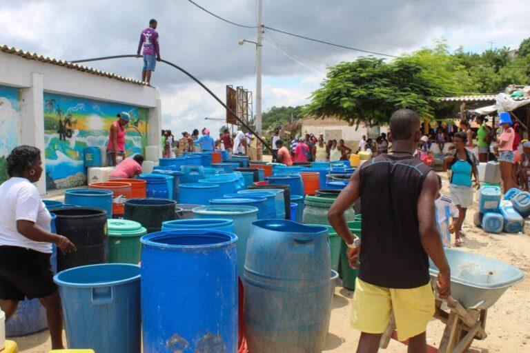 tanques de agua en playa blanca