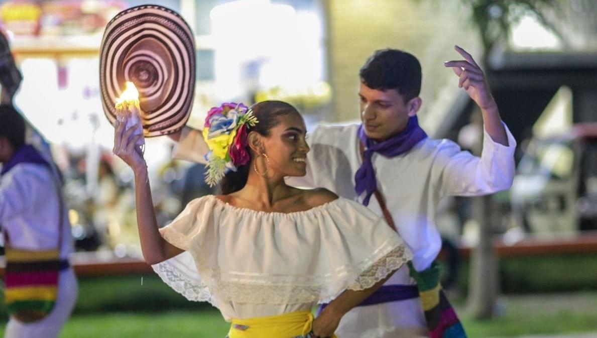 PAREJA BAILANDO