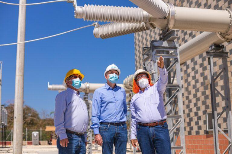 SEÑALANDO LA TORRE DE ENERGIA