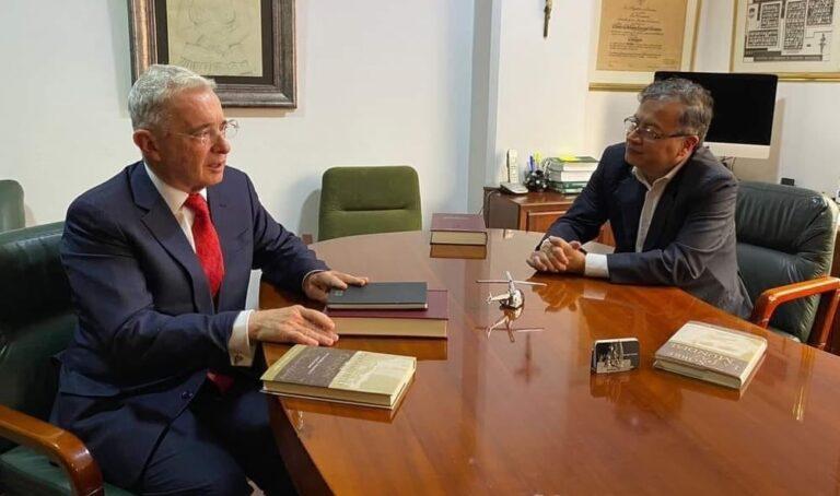 URIBE Y PETRO EN LA MESA