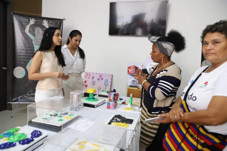 con el regalo en la mano