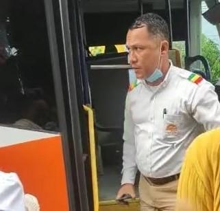 DEJO EL BUS TIRADO