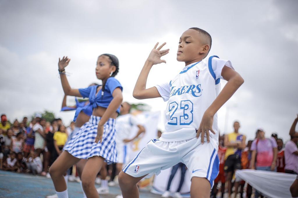 NIÑOS BAILANDO