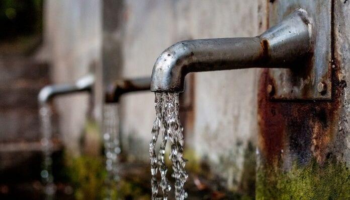 llaves echando agua