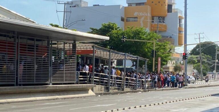FILA EN TRANSCARIBE