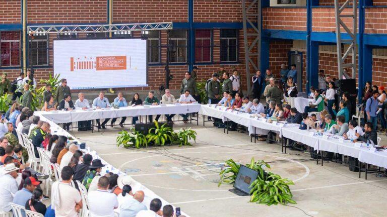 FOTO PETRO EN REUNION