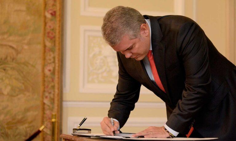 duque firmando