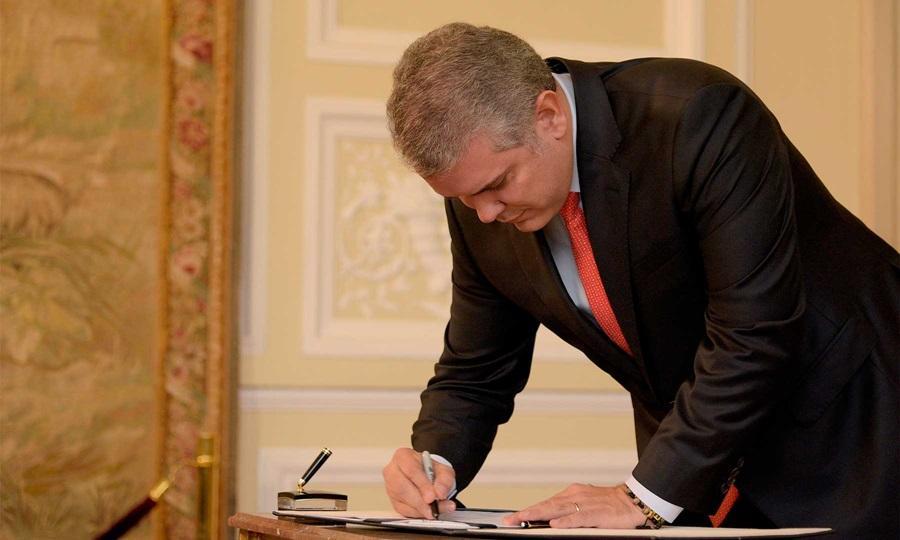 duque firmando