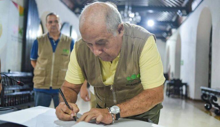 firmando convenio de parques