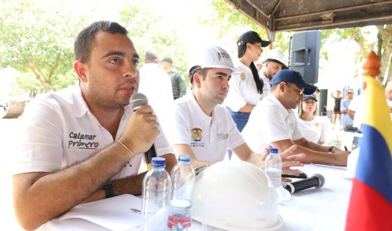 ESTA AL LADO DEL GOBERNADOR