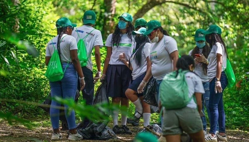 ESTUDIANTES LIMPIANDO