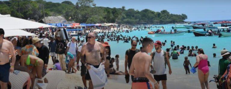 TURISTAS EN PLAYA BLANCA
