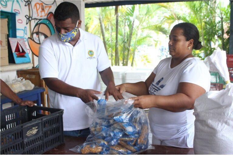 entregando alimentos