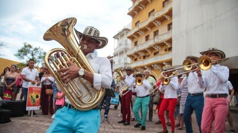 tocando el bombardino