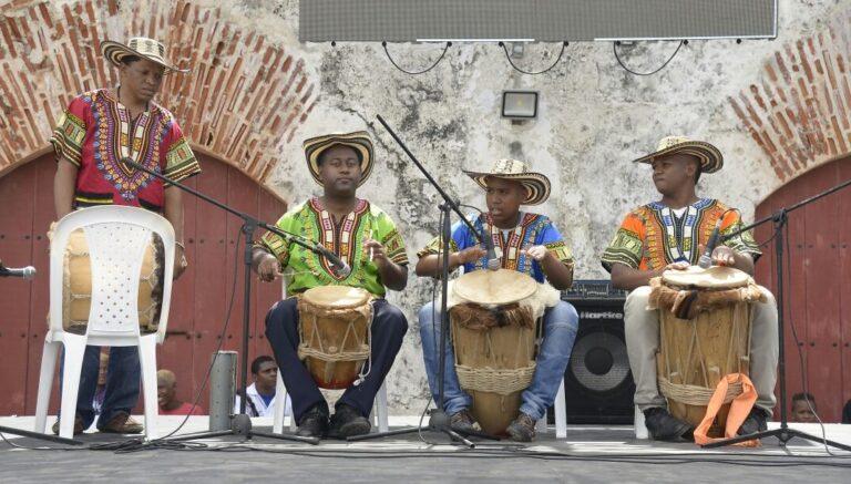 TOCANDO TAMBORES