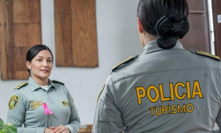 policia en el espejo
