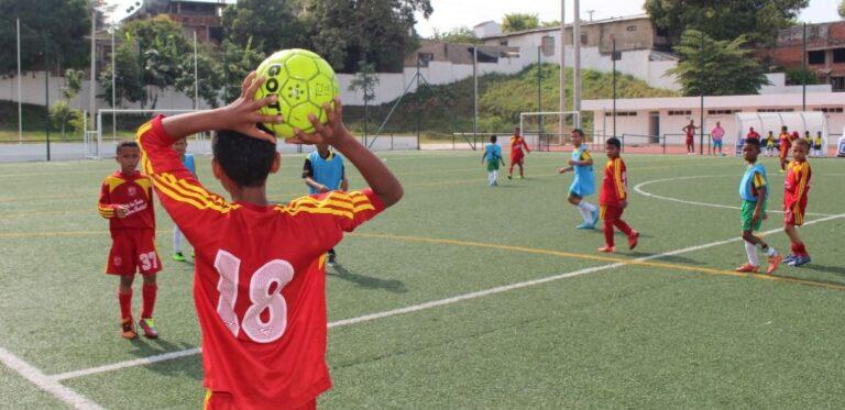 con el balon en las manos
