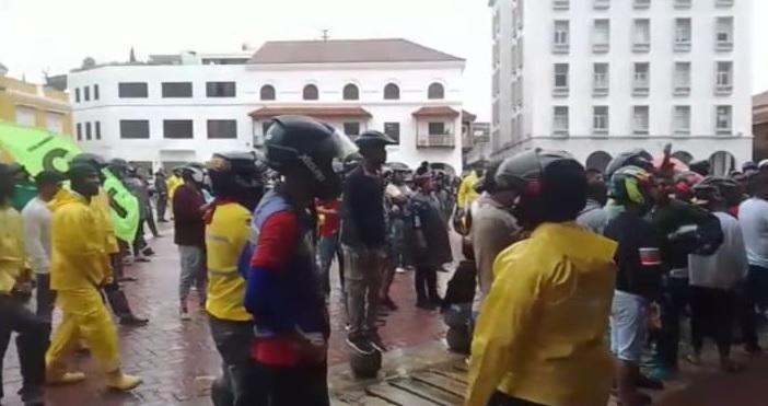 mototaxias en la aduana