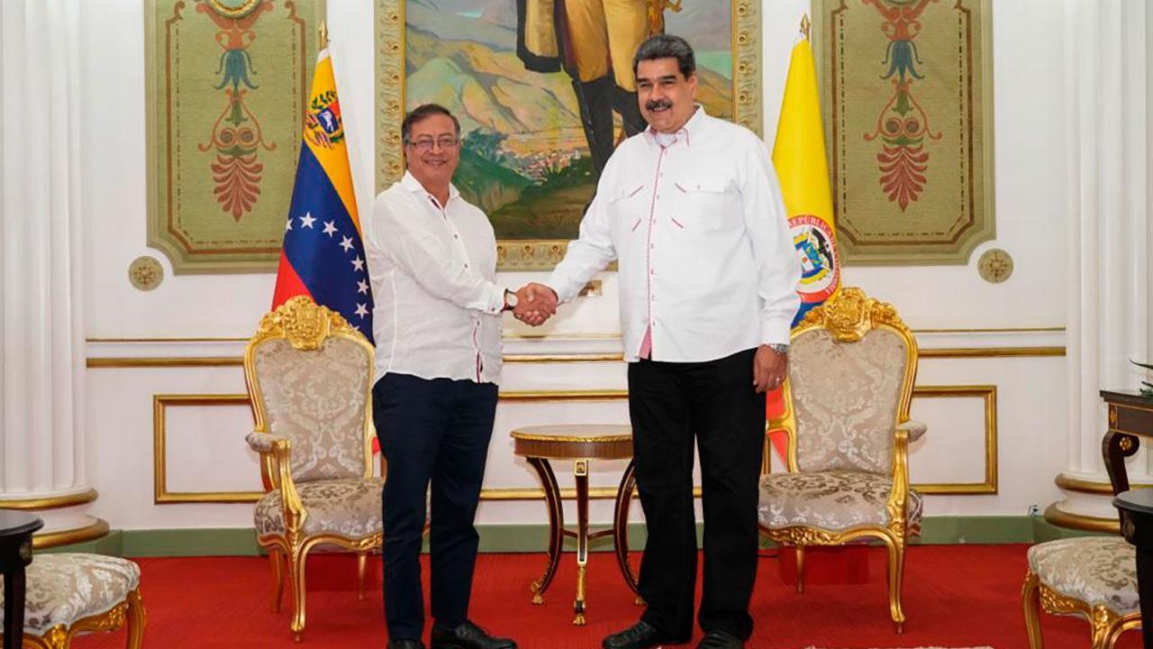 petro y maduro se dan la mano
