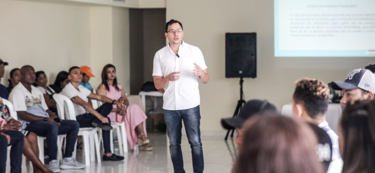 adechine con la gente