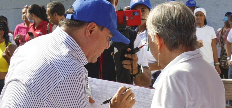 william enseñando a firmar